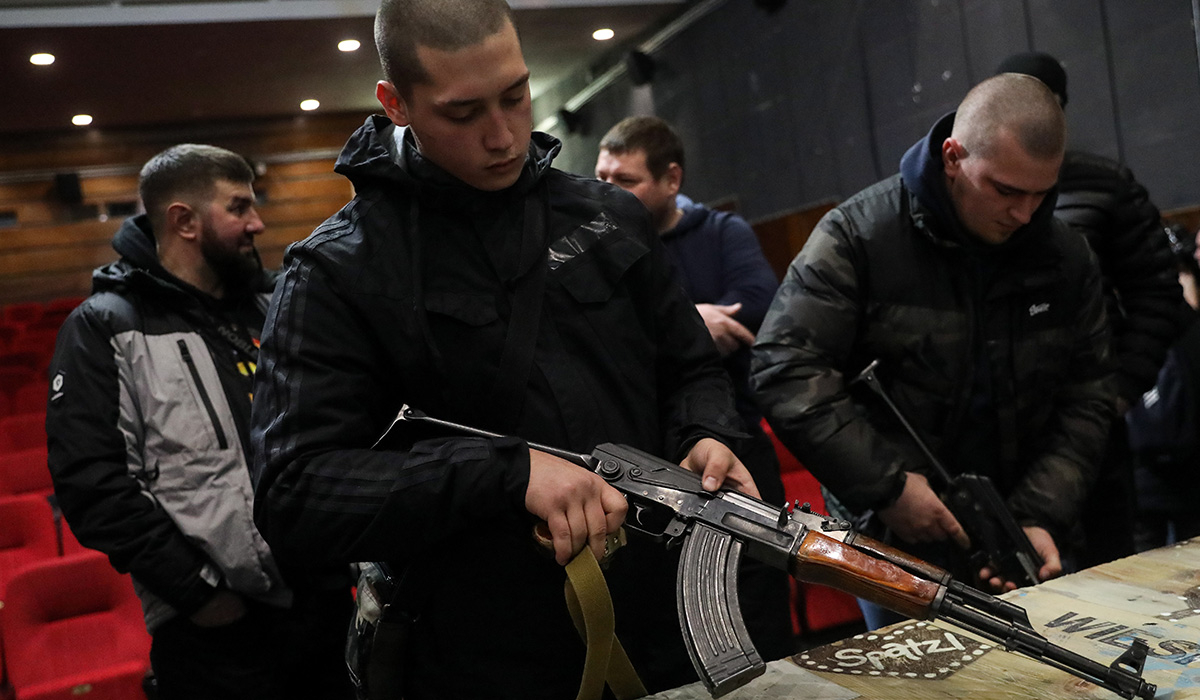 Σχεδόν 12.000 Ουκρανοί επέστρεψαν στη χώρα για να πολεμήσουν – Στα όπλα και 2.500 ξένοι