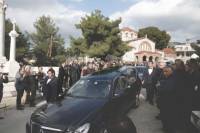 Η Ελένη Λουκά και το συμβάν που προκαλεί ντροπή στην κηδεία του Θέμου Αναστασιάδη