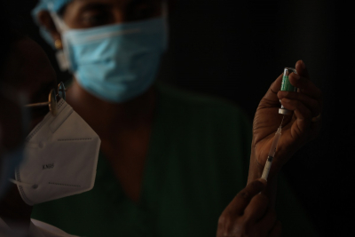 Εμβόλιο AstraZeneca: Χωρίς άδεια από τον ΕΜΑ όσων παρασκευάζονται στην Ινδία