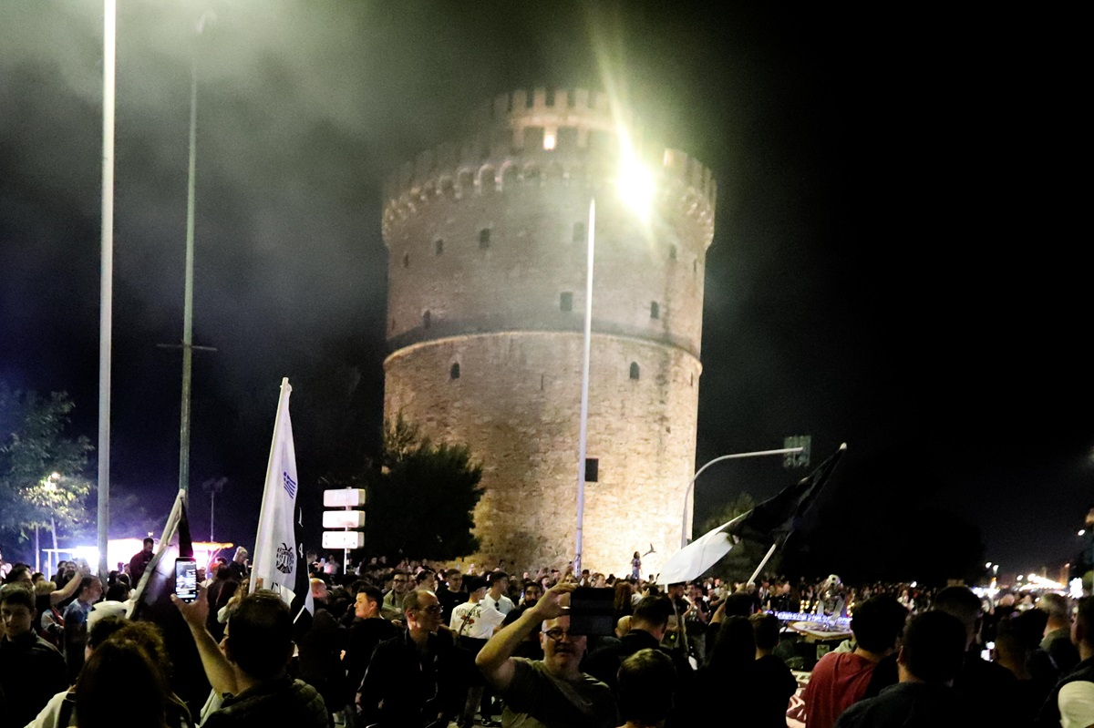 Πάρτυ για τη νίκη στη Θεσσαλονίκη - Ασπρόμαυρος ο Λευκός Πύργος (βίντεο,εικόνες)
