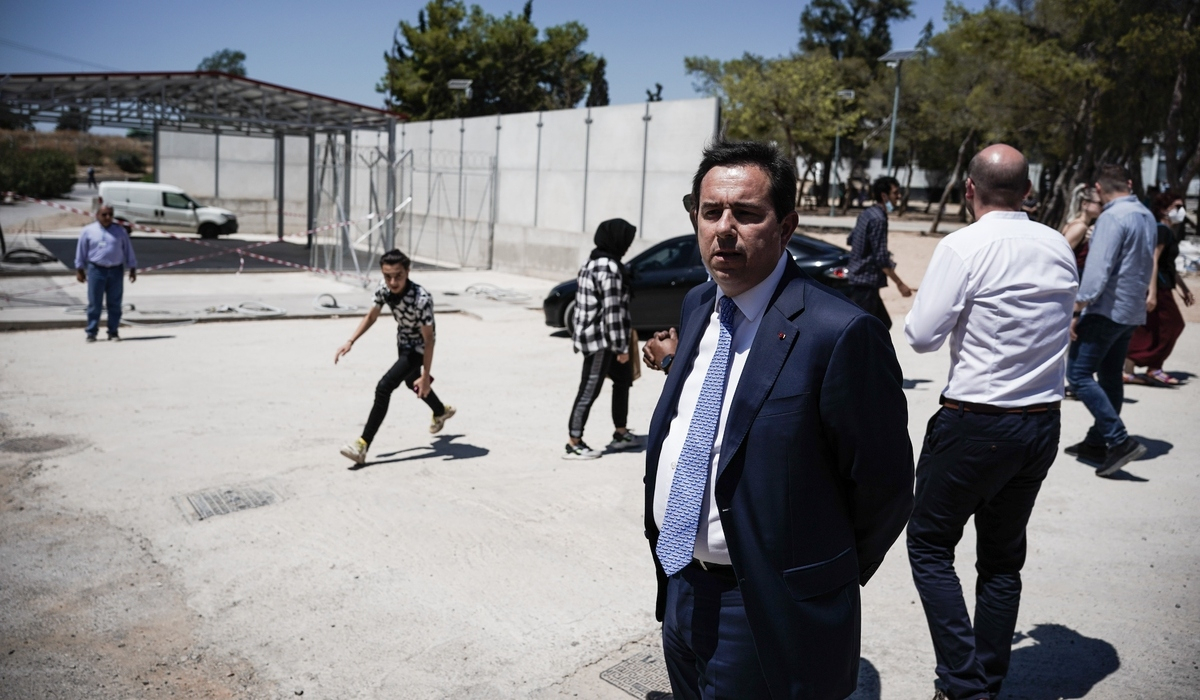 Μηταράκης: Μετανάστες απειλούν το προσωπικό στον Ελαιώνα, η δομή θα κλείσει οπωσδήποτε