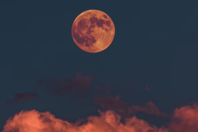 Πανσέληνος Μαΐου 2023: Το φεγγάρι του «Λουλουδιού» αλλάζει απόψε χρώμα