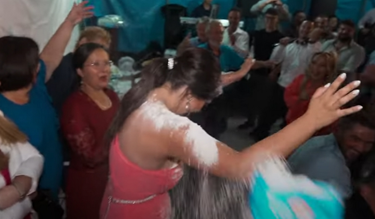 Τρίκαλα: Έριξαν αλεύρι στη νύφη στο γλέντι (Βίντεο)
