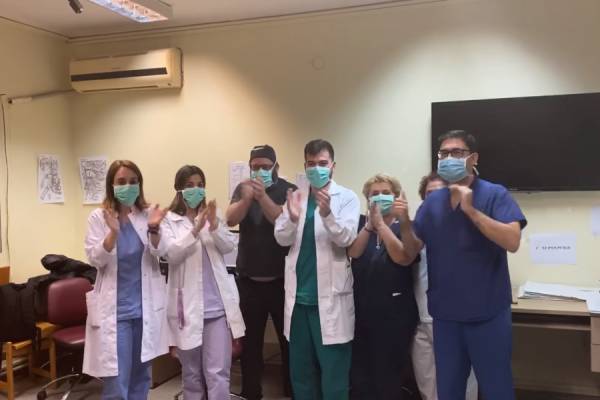 Κορονοϊός στην Ελλάδα: Γιατροί και νοσηλευτές στο ΑΧΕΠΑ ανταποδίδουν το χειροκρότημα (Βίντεο)