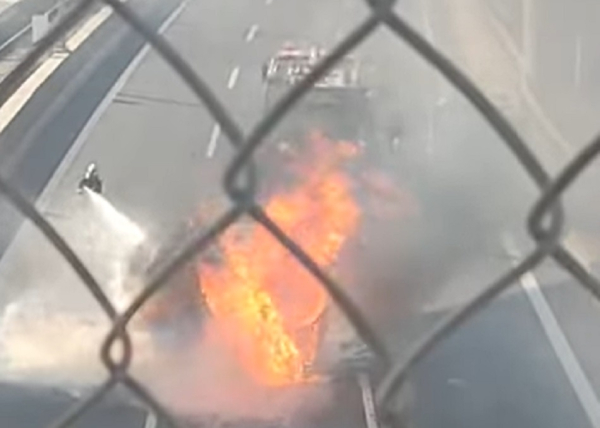 Αττική οδός: Διακοπή κυκλοφορίας στο ύψος του Χαλανδρίου - Πήρε φωτιά αυτοκίνητο