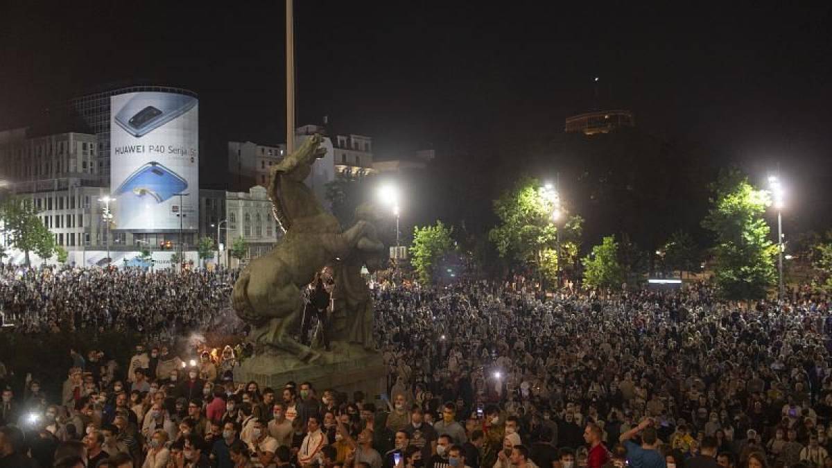 Σερβία: Εισβολή διαδηλωτών στη Βουλή - Αναταραχές για το νέο lockdown