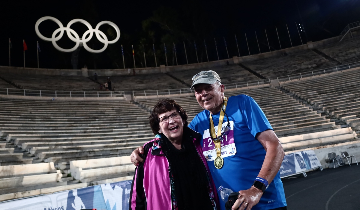 Μαραθώνιος Αθήνας 2023: Ο 80χρονος που τερμάτισε τελευταίος έτρεξε να αγκαλιάσει τη σύζυγό του