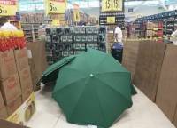 Φρίκη στη Βραζιλία: Σκέπασαν το πτώμα σε σούπερ μάρκετ με ομπρέλες και άφησαν τον κόσμο να ψωνίζει