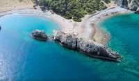 Η εξωτική παραλία με τυρκουάζ νερά 1,5 ώρα από την Αθήνα