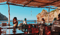 Πάργα: Viral ιδιοκτήτης beach bar - Βρίζει όποιον αφήνει κακή κριτική