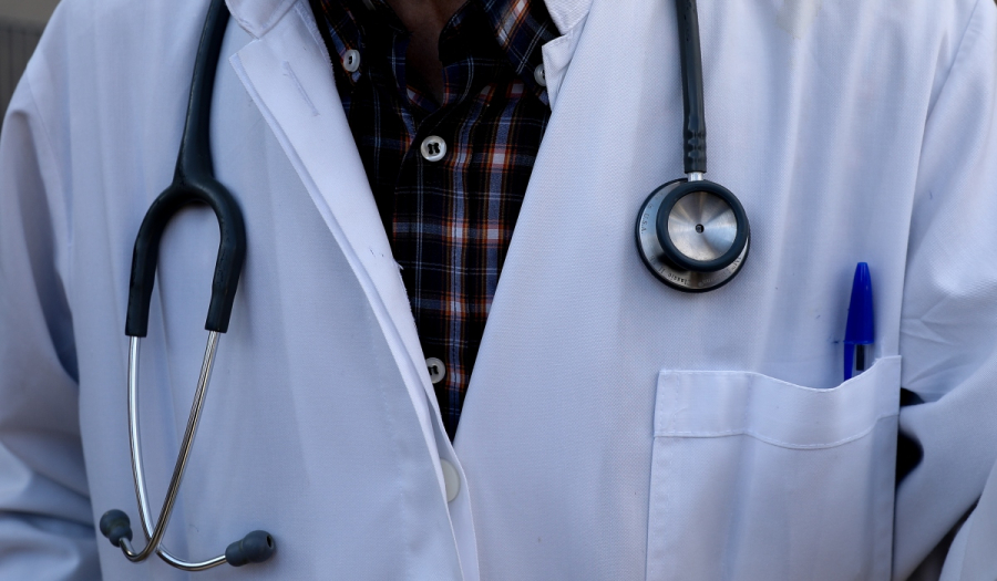 Γαλλία: Γιατρός πουλούσε πλαστά πιστοποιητικά με «ταρίφα» 1.000 το καθένα