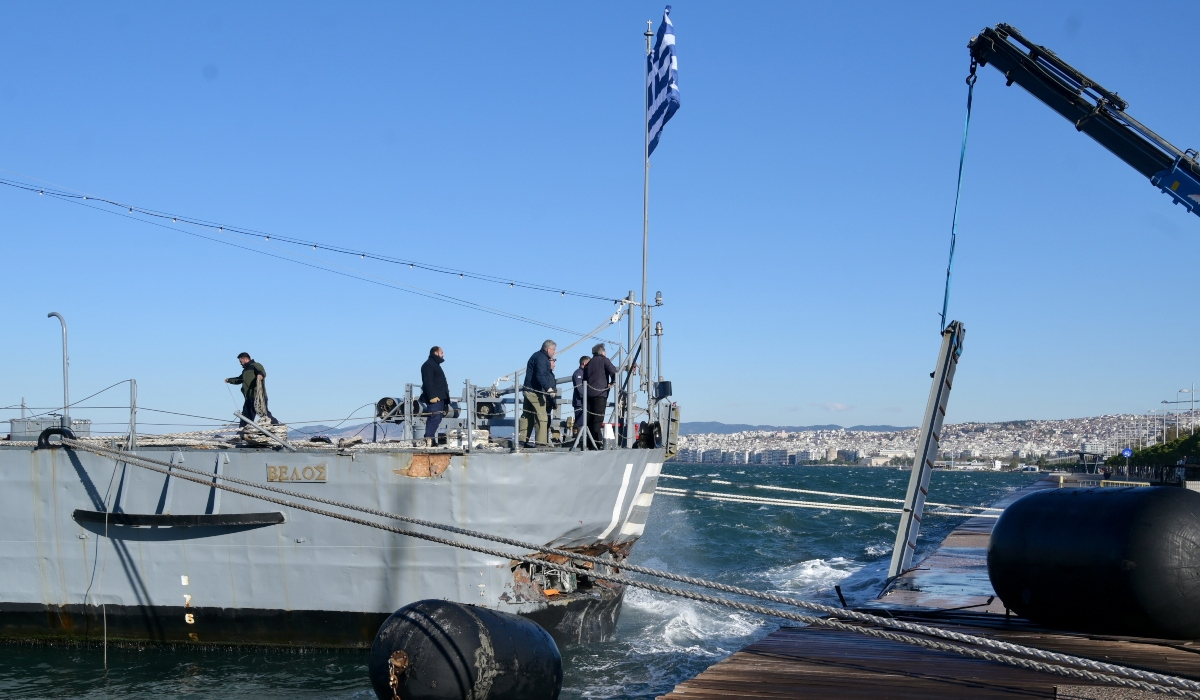 Αντιτορπιλικό «Βέλος»: Σε εξέλιξη η ρυμούλκηση - Πάει στο λιμάνι της Θεσσαλονίκης
