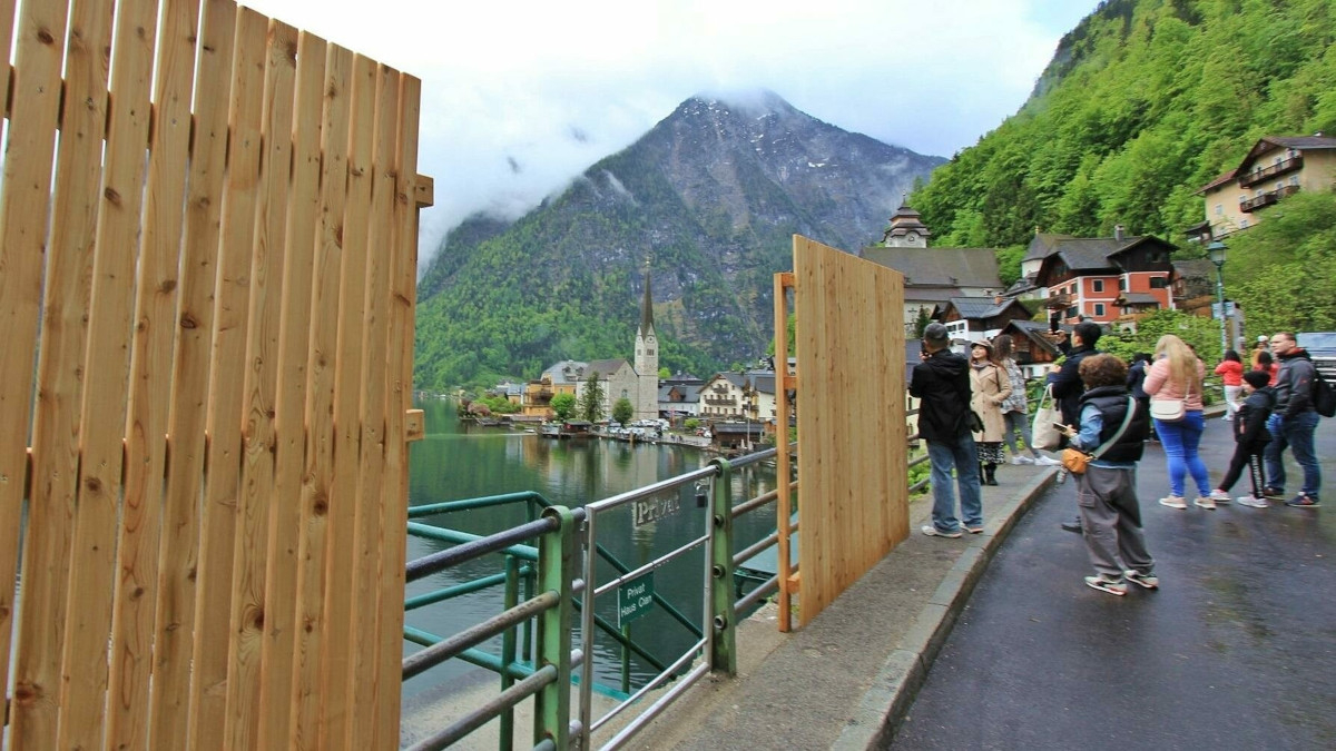 Αυστρία: Το αλπικό χωριό Χάλστατ ύψωσε φράχτη για να μην βγάζουν οι τουρίστες σέλφι