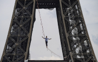 Γαλλία: Ο Νατάν Πολέν περπάτησε σε τεντωμένο σχοινί από τον Πύργο του Άιφελ στην απέναντι όχθη του Σηκουάνα