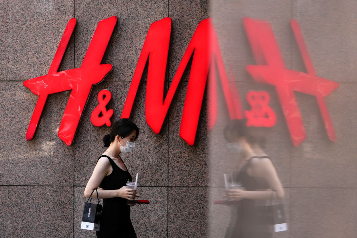 H&M: Τα «μαζεύει» και φεύγει μετά τις αποκαλύψεις για κάτεργα στην Μιανμάρ
