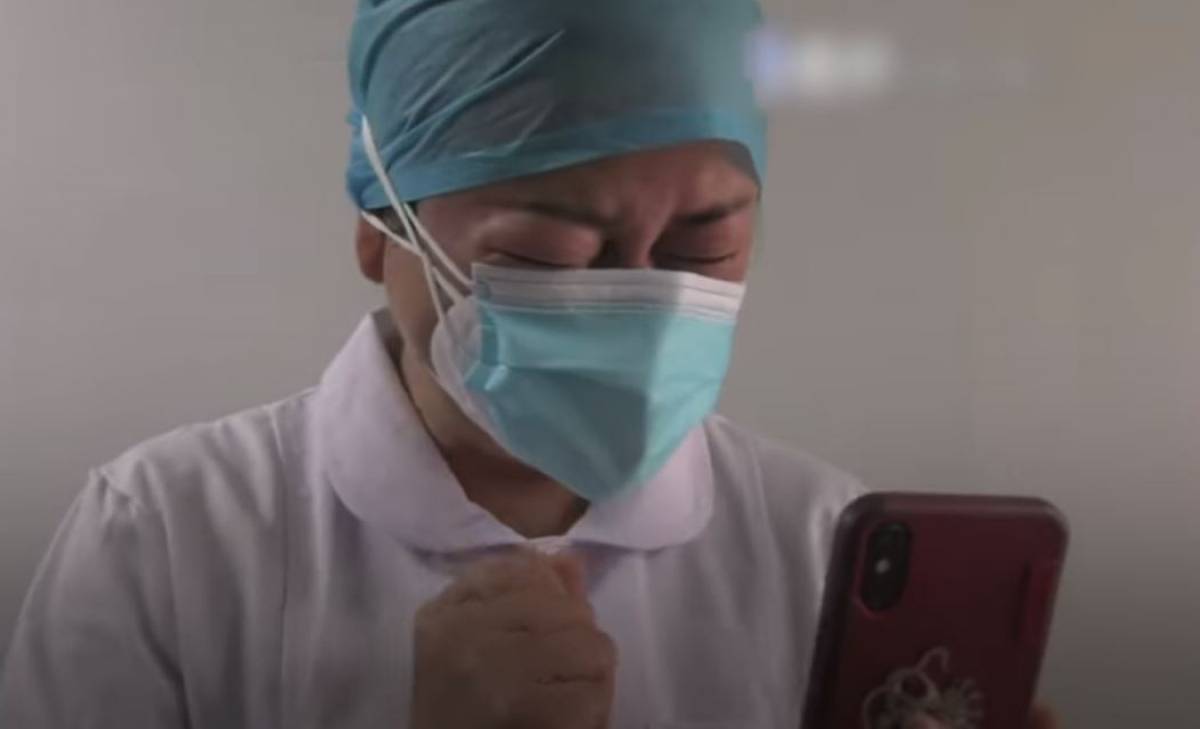 Συγκινητικό βίντεο: Νοσοκόμα στην Ουχάν μαθαίνει ότι πέθανε η μητέρα της