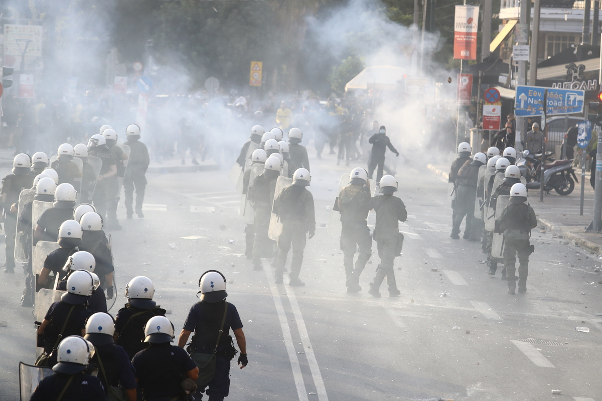 Νέα Φιλαδέλφεια: Πετροπόλεμος και χημικά μεταξύ φιλάθλων και αστυνομίας (φωτογραφίες)