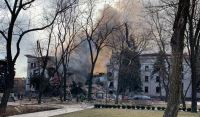 Ουκρανία: Βομβαρδισμοί σε θέατρο-καταφύγιο αμάχων στη Μαριούπολη