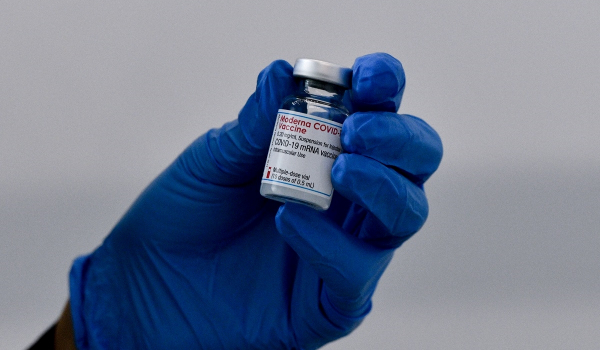 Κορονοϊός – CDC: Αυξημένος ο κίνδυνος καρδιακής φλεγμονής με το εμβόλιο της Moderna έναντι της Pfizer