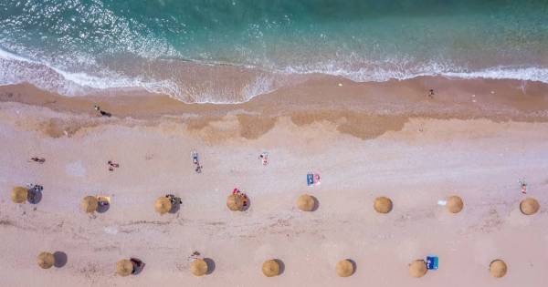 Πώς θα είναι οργανωμένες οι παραλίες φέτος - Εικόνες από τη Γλυφάδα