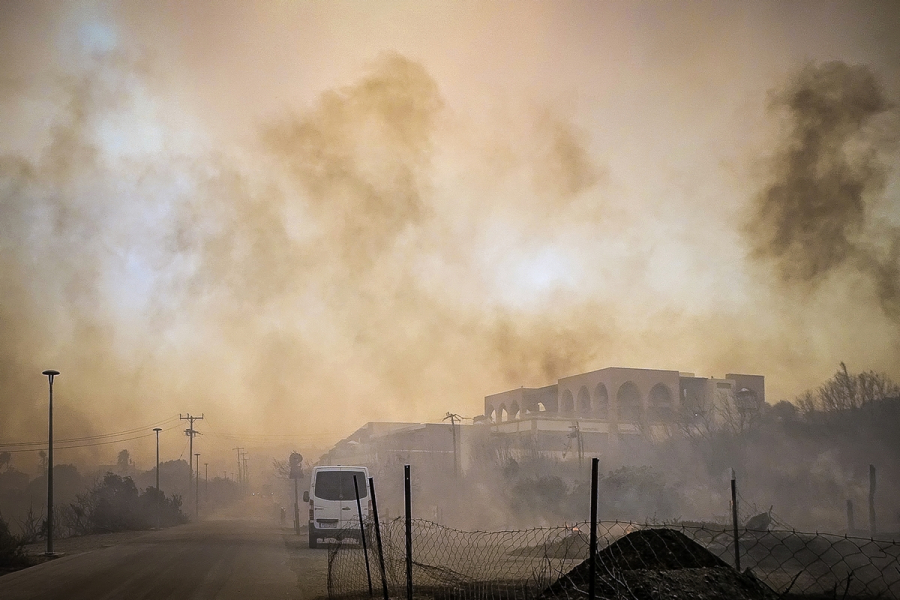 «Βολές» από το Meteo για τη φωτιά στη Ρόδο: Χωρίς επιστημονικά εργαλεία η αντιμετώπιση του πύρινου εφιάλτη