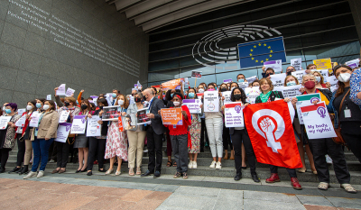 Οι ευρωβουλευτές της ΝΔ ψήφισαν κατά του δικαιώματος των γυναικών στην άμβλωση - Τι απαντάει η Πειραιώς
