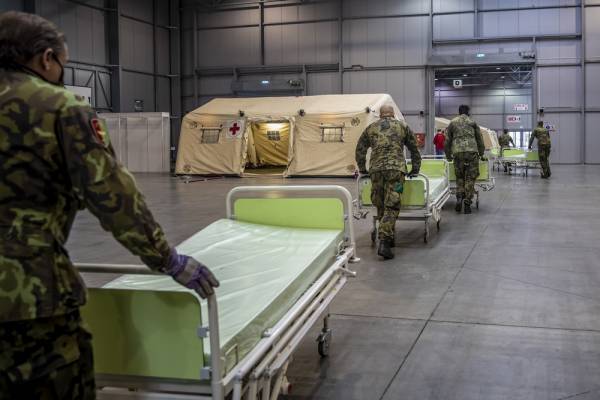 Στρατιώτες στην Τσεχία προετοιμάζουν μονάδα υγείας