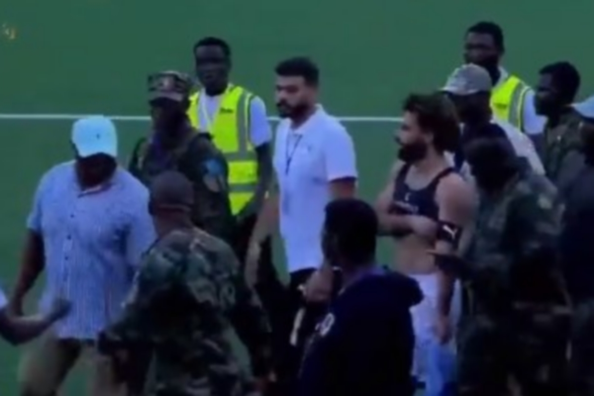 Σιέρα Λεόνε: Σκηνικό τρόμου με εισβολείς οπαδούς να προσπαθούν να χτυπήσουν τον Σαλάχ (Βίντεο)