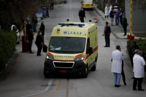 SOS από τα νοσοκομεία: Δεκάδες διασωληνωμένοι εκτός ΜΕΘ, στους 700 οι νοσούντες υγειονομικοί