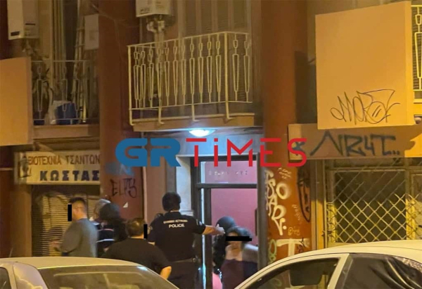 Θεσσαλονίκη: Συνελήφθη ο άνδρας που ταμπουρώθηκε 3 ώρες σε διαμέρισμα - Είχε επιτεθεί σε ανήλικο