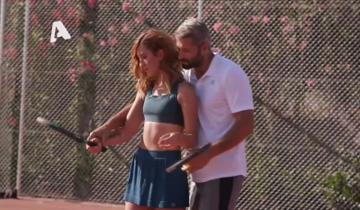 Bachelor: Ο Αλέξης μαθαίνει στη Σταύη τένις και έρχονται πολύ κοντά