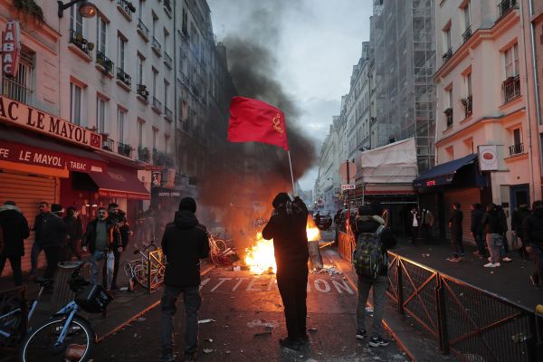 Το Παρίσι...Τέξας: Πεδίο μαχών με δεκάδες τραυματίες διαδηλωτές και αστυνομικούς