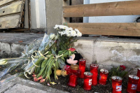 Θεσσαλονίκη: Θλίψη για τη μάνα που κάηκε ζωντανή με τα παιδιά της - Αφήνουν λουλούδια έξω από το σπίτι