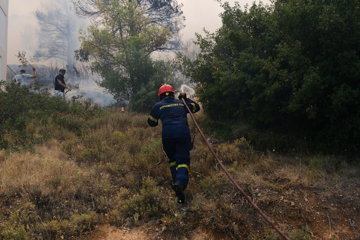 Υπό μερικό έλεγχο η φωτιά στη Βραυρώνα - Συναγερμός σε άλλες 5 περιοχές