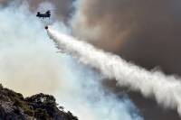 Φωτιά στις Κεχριές Κορινθίας: Ελικόπτερο κατέβρεξε καμεραμάν