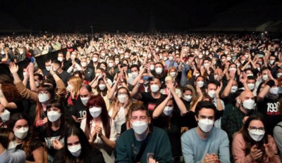 Εικόνες ελπίδας από την Ισπανία με 5.000 ανθρώπους σε ροκ συναυλία