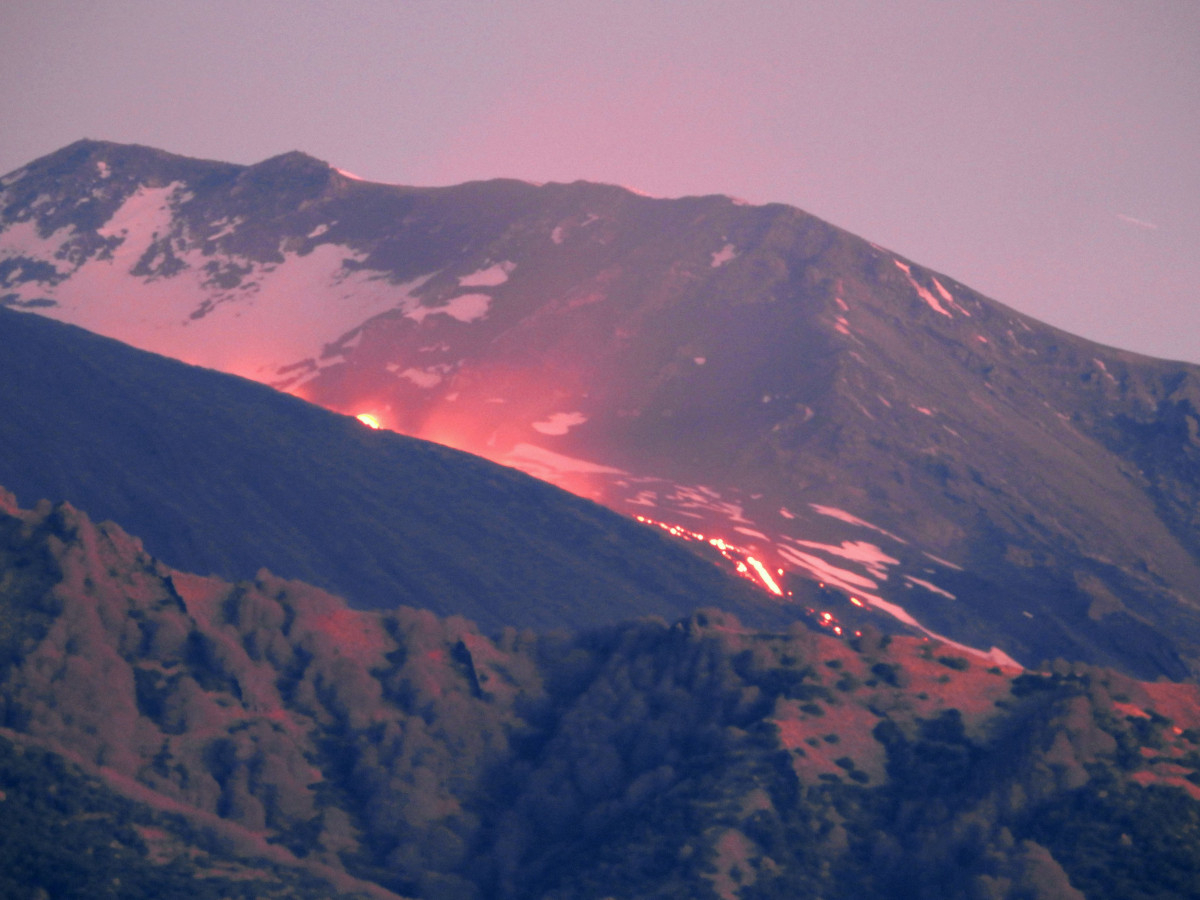 «Βρυχάται» ξανά το ηφαίστειο της Αίτνας - Ορατή η λάβα από το διάστημα (Φωτογραφίες)