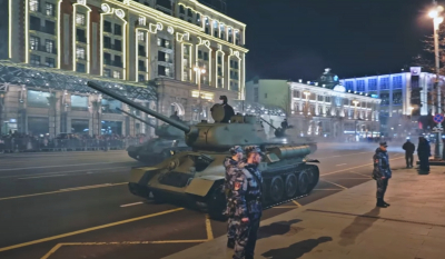 Ρωσία: Βγήκαν τα τανκς στην Κόκκινη Πλατεία - Πρόβες για τον εορτασμό της 9ης Μαΐου (Βίντεο)