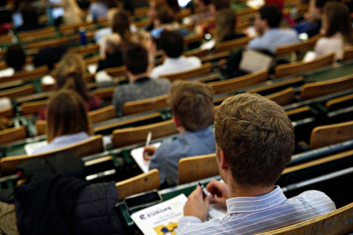Τι είναι το Erasmus+ και γιατί οι νέοι πρέπει να το «κυνηγούν»