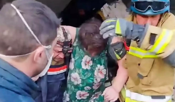 Ζαπορίζια: Βίντεο από τη στιγμή που γυναίκα ανασύρεται από τα ερείπια κτηρίου μετά τον βομβαρδισμό