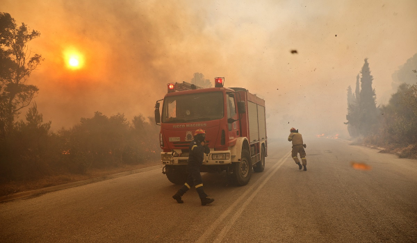 Φωτιά στην Πεντέλη: Εικόνες τρόμου από τις μάχες με τις φλόγες