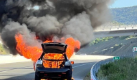 Τυλίχθηκε στις φλόγες αυτοκίνητο που επέβαιναν τρεις δήμαρχοι της Φθιώτιδας (Φωτογραφίες)