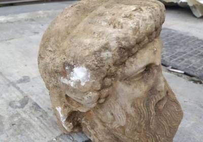 Βρέθηκε αρχαία κεφαλή αγάλματος σε εργασίες στην οδό Αιόλου