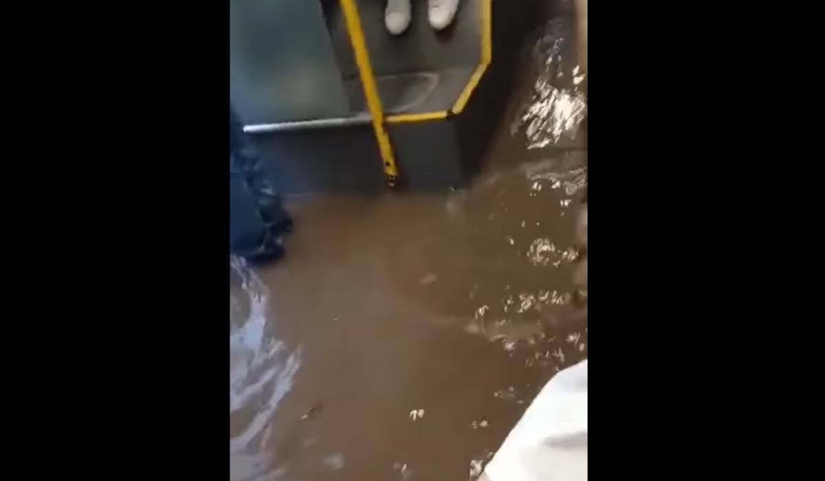 Κακοκαιρία στη Θεσσαλονίκη: Πλημμύρισε αστικό λεωφορείο - Ποτάμια οι δρόμοι (βίντεο)