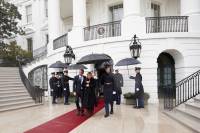 ΗΠΑ: Η φωτογραφία του πρωθυπουργικού ζεύγους έξω από το Blair House