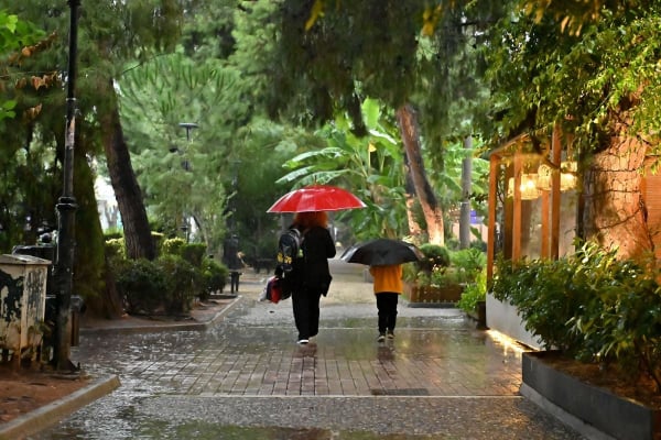 Meteo: Τοπικές βροχές και άνεμοι έως 6 Μποφόρ στο Αιγαίο