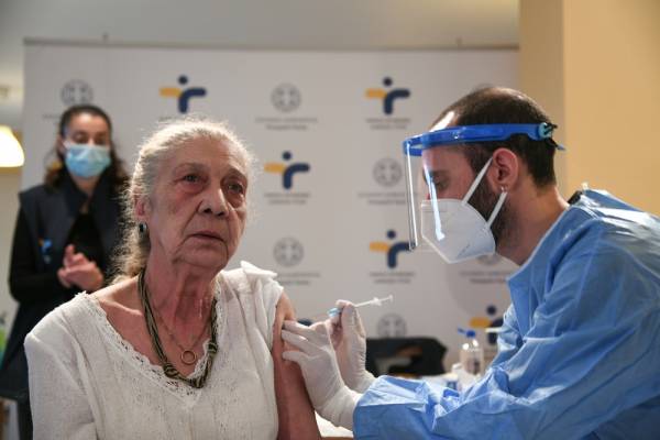 Εμβολιασμός: Ανοίγει σήμερα η πλατφόρμα emvolio.gov.gr για τους άνω των 85 ετών