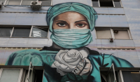 Η νοσοκόμα με το λευκό τριαντάφυλλο: Ένα γκράφιτι όλο νόημα στο Τζάνειο