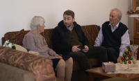 Ο Ανδρουλάκης επισκέφθηκε και ευχαρίστησε το ηλικιωμένο ζευγάρι για τη δωρεά του στο νοσοκομείο Διδυμοτείχου