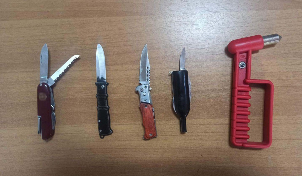 ΕΠΑΛ Σταυρούπολης: Μαχαίρια, σιδερογροθιά και σουγιά είχαν πάνω τους οι συλληφθέντες